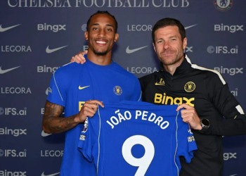 joao pedro ky hop dong dai han voi chelsea 2208200145.png
