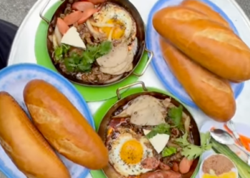 khach xep hang ca tieng tren via he nang nong cho an banh mi chao tai new york 2380.png