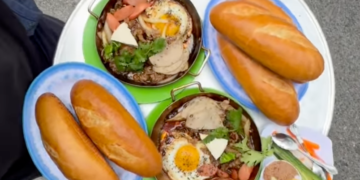 khach xep hang ca tieng tren via he nang nong cho an banh mi chao tai new york 2380.png