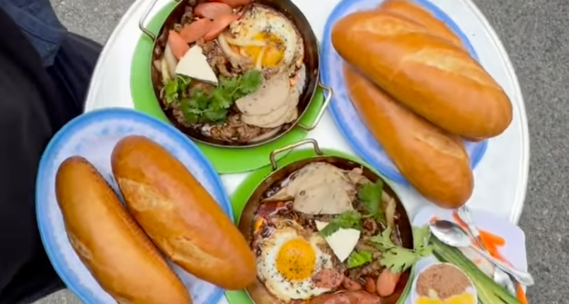 Khách xếp hàng cả tiếng trên vỉa hè nắng nóng, chờ ăn bánh mì chảo tại New York khach xep hang ca tieng tren via he nang nong cho an banh mi chao tai new york 2380.png