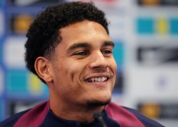 manchester united quyet dau arsenal vi jarell quansah.jpeg