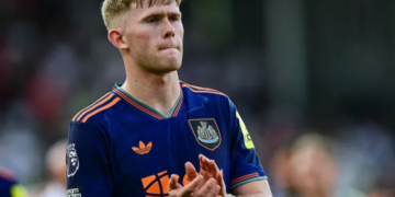 manchester united tim duoc nguoi thay luke shaw.png