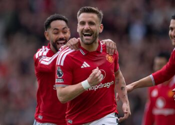 mu uu tien chieu mo mot hau ve canh trai thay luke shaw.jpg