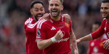 mu uu tien chieu mo mot hau ve canh trai thay luke shaw.jpg