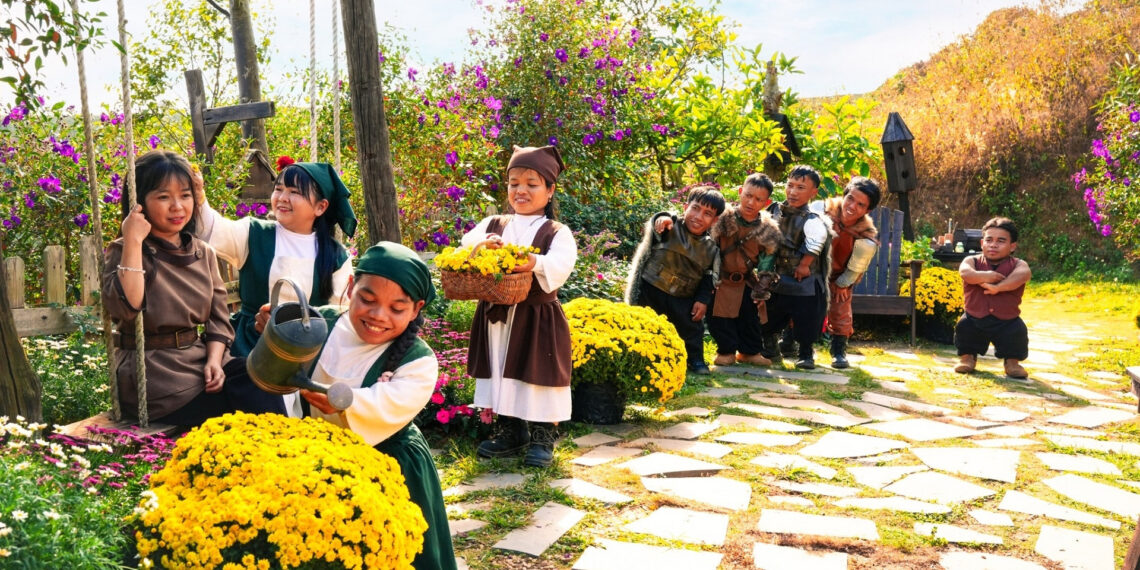 noi nao o viet nam co ngoi lang nguoi ti hon hut khach quoc te 446.jpg