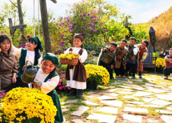 noi nao o viet nam co ngoi lang nguoi ti hon hut khach quoc te 446.jpg