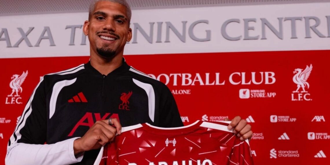 Araujo chính thức gia nhập Liverpool ron 1108061323.jpeg