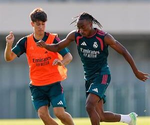 yan diomande tu hao khi duoc khoac ao real madrid.jpg